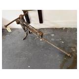 Blacksmith post leg vise