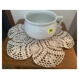Large doilie, chamber pot