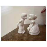 Kissing statues