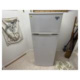 Apartment size criterion refrigerator/freezer