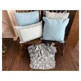 Assorted throw pillows (5)