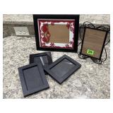 Black picture frames (5), holiday mat