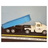 Antique IH ERTL toy truck