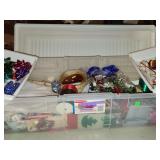tote, lid, wrapping paper and bows