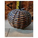 woven apple (closed basket)