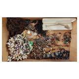 Box of miscellaneous jewelry Box of miscellaneous jewelry