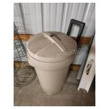 Rubbermaid 20 gallon rolling trash can with Rubbermaid 20 gallon rolling trash can with