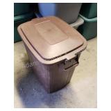 Rubbermaid 20 gallon plastic trash can Rubbermaid 20 gallon plastic trash can