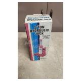Travway 2 ton hydraulic jack, new in box Travway 2 ton hydraulic jack, new in box