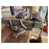 Heavy duty 4-in bench vise, winning bidder Heavy duty 4-in bench vise, winning bidder