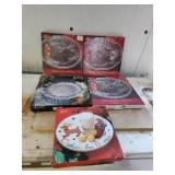 5 assorted Christmas decorative platters 5 assorted Christmas decorative platters