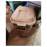 Rubbermaid roughneck 30 gallon trash can and lid Rubbermaid roughneck 30 gallon trash can and lid