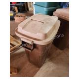 Rubbermaid roughneck 30 gallon trash can and lid Rubbermaid roughneck 30 gallon trash can and lid