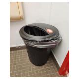 20 gallon trash can with lid
