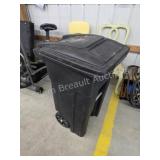 Toter 32 gallon rolling trash can