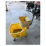 RUBBERMAID COMMERCIAL PLASTIC SQUEEZE MOP BUCKET