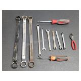 13 pcs assorted Snap-On tools and 21 in metal