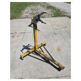 Rolling engine stand, one of the wheels is stiff