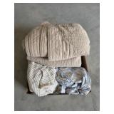 Box lot miscellaneous linens, towels, etc