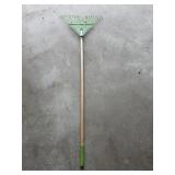 WOOD HANDLE METAL LEAF RAKE