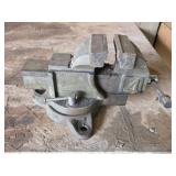 VINTAGE HEAVY DUTY 4 IN BENCH VISE