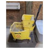 BRUTE COMMERCIAL MOP BUCKET