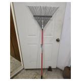 24-in contractor grade spring back leaf rake with
