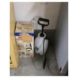 (2) 1 gallon lawn and garden sprayers