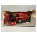 1:32 ERTL Case Combine w/corn & grain heads