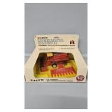 ERTL 1:80 IH Combine with Interchangeable Heads