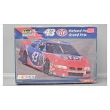 Revell 1:24 Richard Pettys Grand Prix