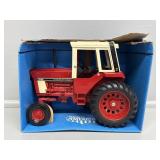 ERTL 1:16  International 1586 Tractor w/ Cab