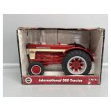 ERTL 1:16 International 560