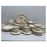 Berry Blossom Woodberry Collection Stoneware Set