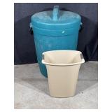 Rubbermaid Roughneck 22G Trash Can W/Lid