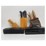 Electric Knives (2) Knifes in Blocks