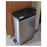 Trash Bin with Lid Peddle