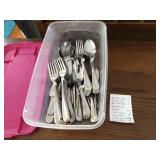 Oneida flatware set in shoebox with lid