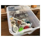 Stylish tote with lid for wine glasses and mugs