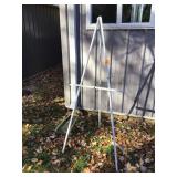 WOODEN EASEL - ARTS & CRAFTS