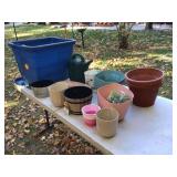 Plastic flowerpots in tote with lid