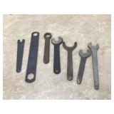 2 WOLF STATUES - TOOLS