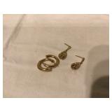 Gold earrings 14k pair