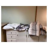 QUEEN BEDDING AND 2 PILLOWS