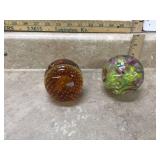 2 BEAUTIFUL GLASS PAPERWEIGHTS - GLASS 2 BEAUTIFUL GLASS PAPERWEIGHTS - GLASS