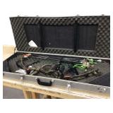 HOYT XT2000 WITH ARROWS AND CASE HOYT XT2000 WITH ARROWS AND CASE