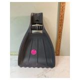 NEW PAIR OF LEAF SCOOPS - LAWN & GARDEN