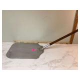 Long-handled pizza paddle