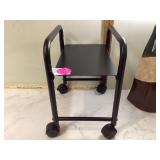 Mobile metal shelf with adjustable height