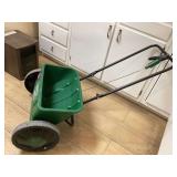 Lawn fertilizer spreader